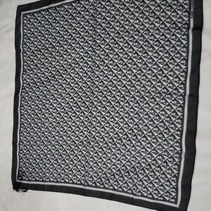 Karl Lagerfeld Paris. 35"×35"‎